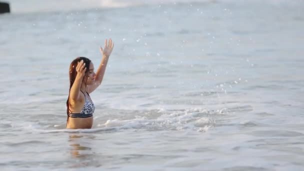 Alegre Chica Pelo Oscuro Húmedo Con Pelo Mojado Bikini Leopardo — Vídeos de Stock