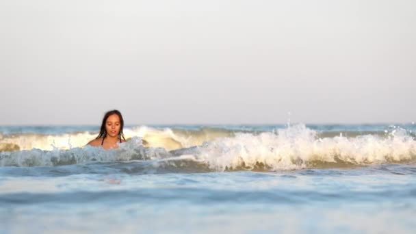 Parlak Leopar Bikinili Islak Saçlı Neşeli Kız Etrafına Sıçratıyor Mavi — Stok video