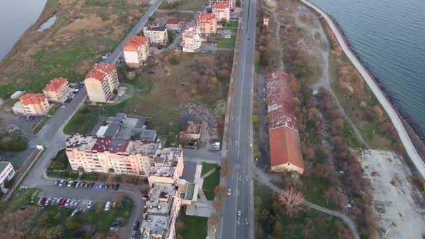 美しい岩の多いブルガリアの半島に位置し 大きな青 塩辛い黒海に囲まれた小さな人口密度の高い古い町ポモリエの鳥の目の景色 Uhd 4Kビデオリアルタイム — ストック動画