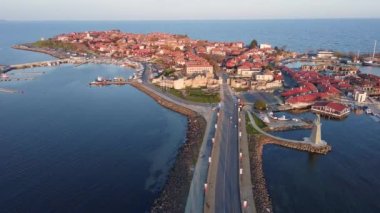 Bulgaristan 'ın sakin, sessiz, derin Karadeniz kıyısındaki bir yarımadada küçük bir deniz yatı iskelesi bulunan tarihi Nessebar kasabasının kuş bakışı görüntüsü