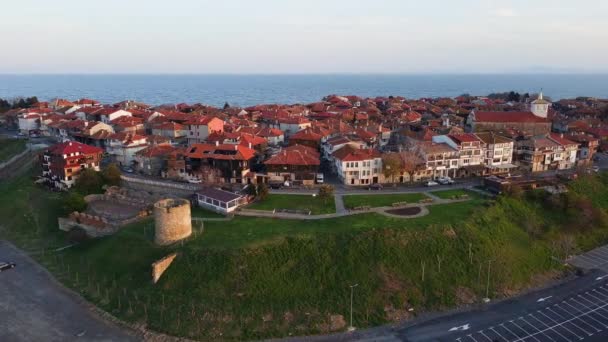 Bulgaristan Karadeniz Kıyısındaki Bir Yarımadada Yürüyen Insanlarla Dolu Yeşil Yay — Stok video