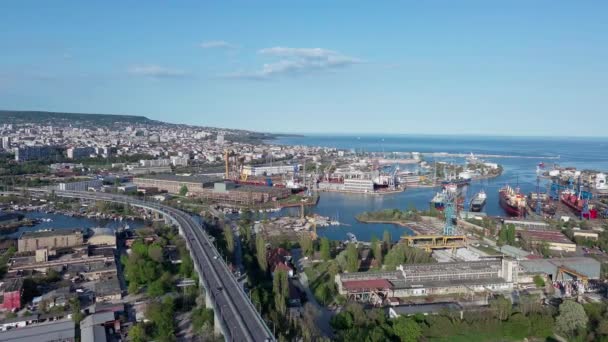 Large Road Bridge Trendy Modern Powerful Cars Passes Strait Black — Video