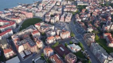 Bulgaristan 'ın kayalık yarımadasında bulunan ve büyük mavi, tuzlu Karadeniz tarafından turlanan küçük ve yoğun nüfuslu Pomorie kasabasına kuş bakışı bir bakış. UHD 4K video gerçek zamanlı