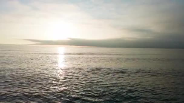 Безмежний Спокій Чорного Моря Холодною Водою Відбиває Світло Виходить Межі — стокове відео