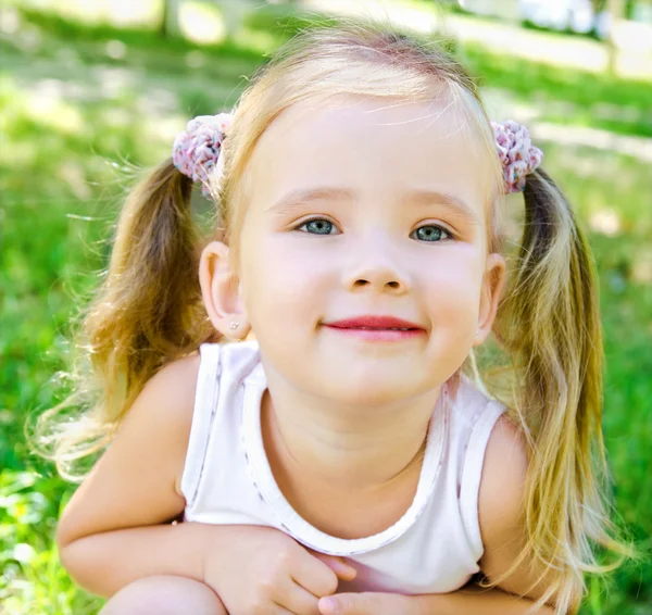 Υπαίθρια πορτρέτο του χαριτωμένο μικρό κορίτσι — Φωτογραφία Αρχείου