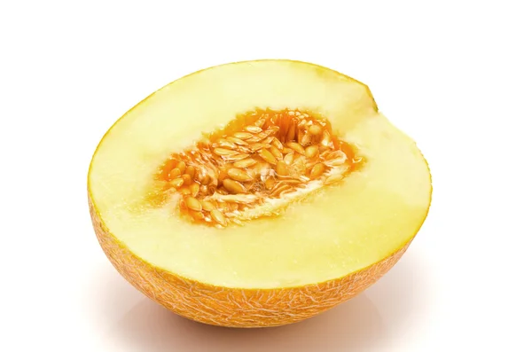 Hälften av melon isolerad på vit — Stockfoto