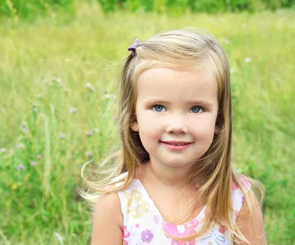 可爱的小女孩在草地上 — 图库照片