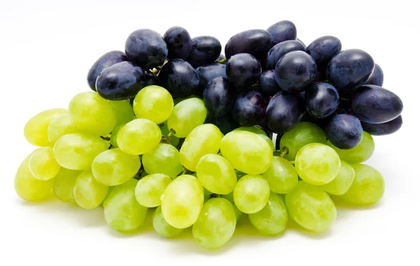 Uvas maduras oscuras y verdes aisladas — Foto de Stock