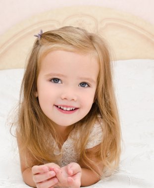 küçük kız yatakta dinleniyor