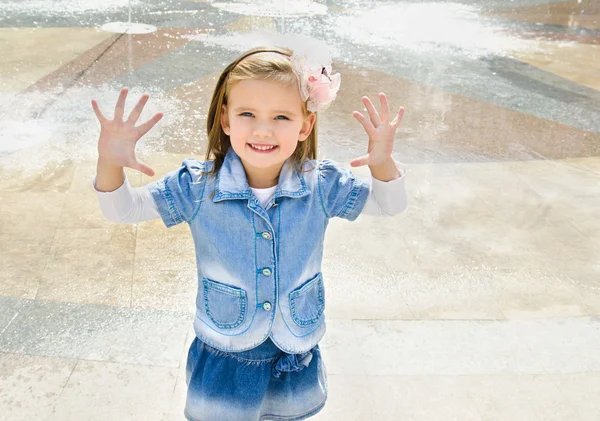 Portret cute dziewczynka pokazano jej ręce — Zdjęcie stockowe