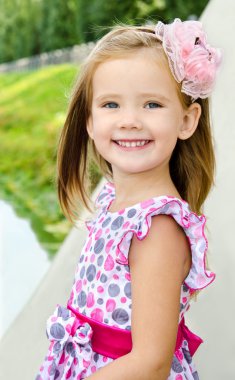 Açık sevimli küçük kız portresi