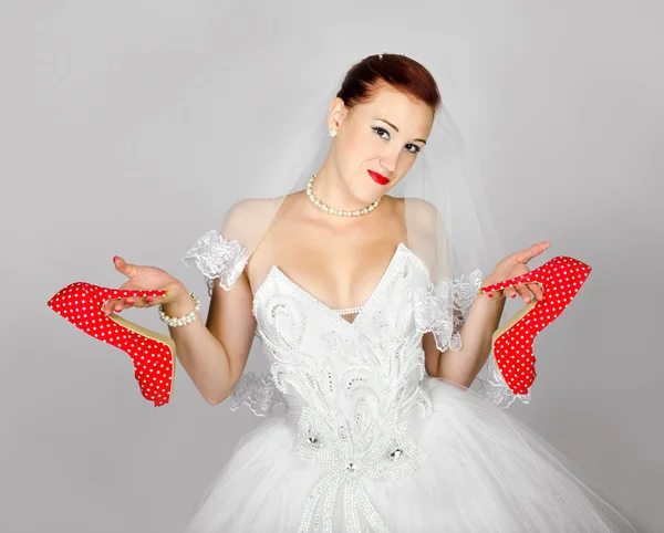 Portret van jonge mooie bruid met rode schoenen — Stockfoto