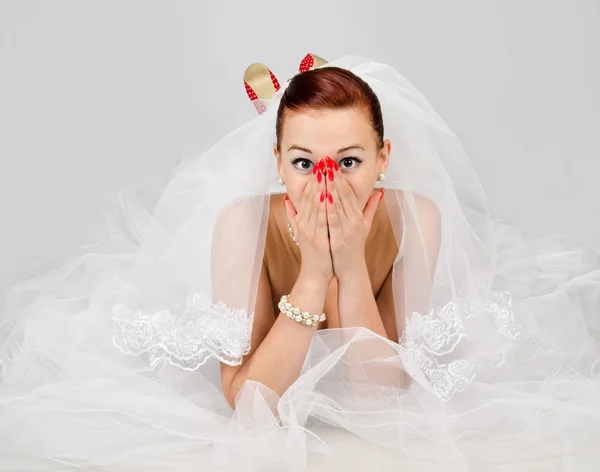 Portret van jonge mooie verrast bruid — Stockfoto