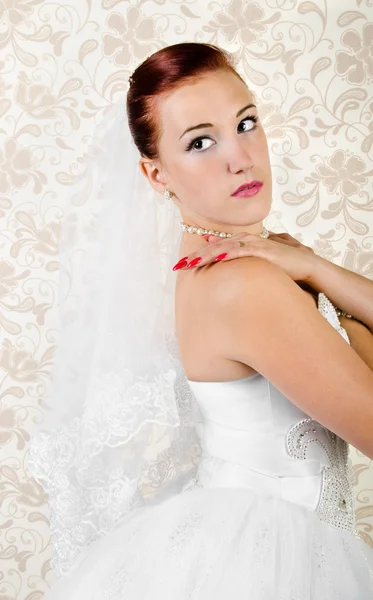 Portrait of young beautiful bride — Stock Photo, Image