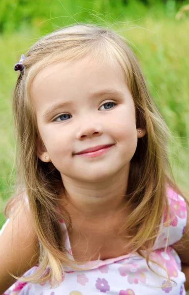 Linda niña en el prado — Foto de Stock