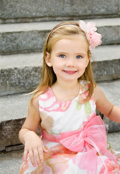 Portrait extérieur de mignonne petite fille — Photo