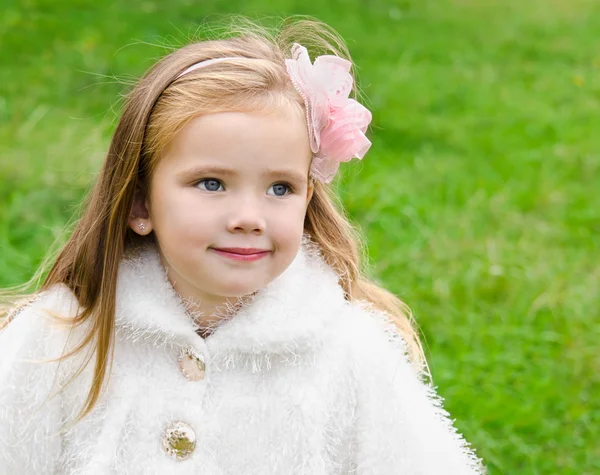 Schattig klein meisje op de weide — Stockfoto