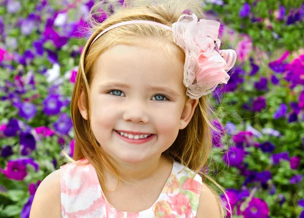 Retrato al aire libre de linda niña cerca de las flores — Foto de Stock