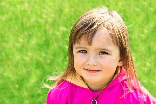 Menina bonito no prado — Fotografia de Stock