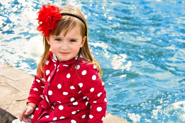Outdoor portrait of cute little girl near the water — Stock Photo, Image