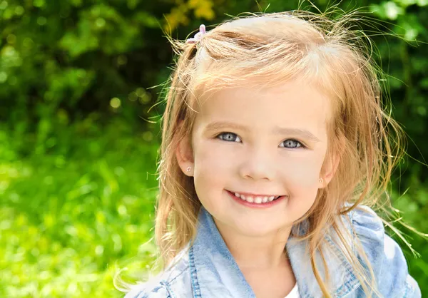 Outdoor portrait of little girl — Stock Photo, Image