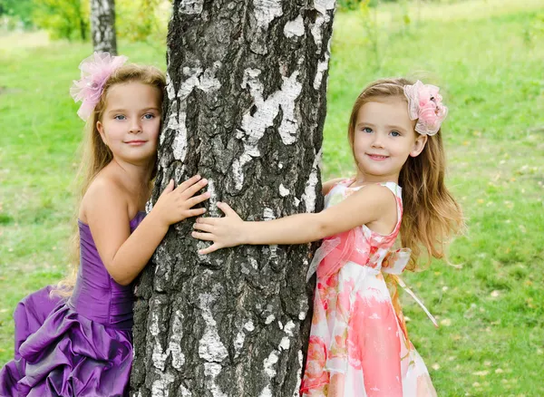 Portrét dvě roztomilé holčičky — Stock fotografie