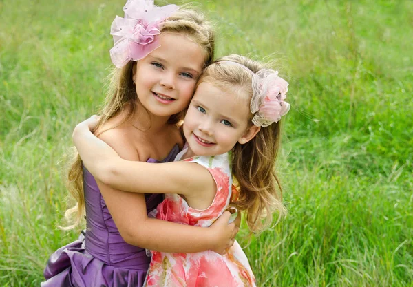 Portrait de deux petites filles mignonnes embrassant — Photo