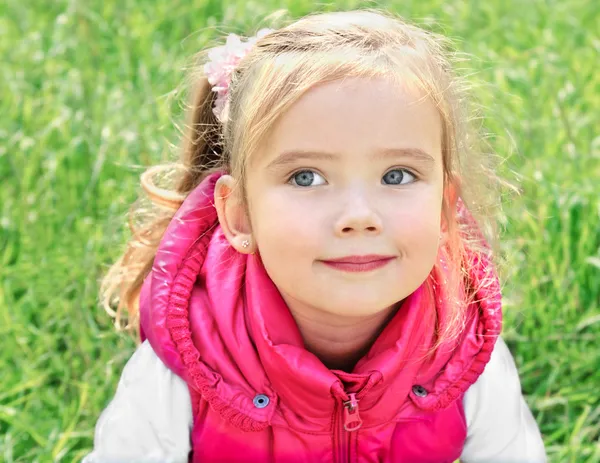 Outdoor Portret van schattig klein meisje — Stockfoto