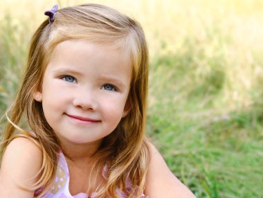 Açık sevimli küçük kız portresi