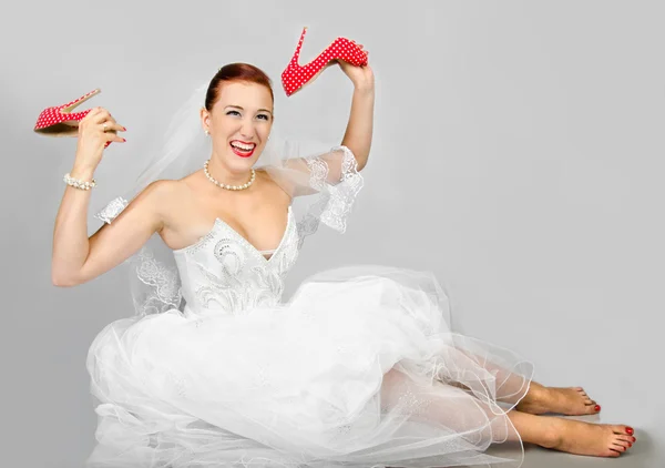 Retrato de hermosa novia sonriente con zapatos rojos —  Fotos de Stock