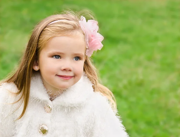 Ritratto all'aperto di bambina che distoglie lo sguardo — Foto Stock