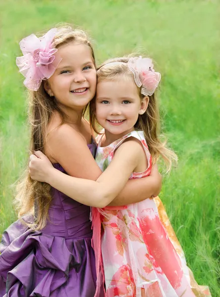 Retrato de dois abraçando meninas bonitos — Fotografia de Stock