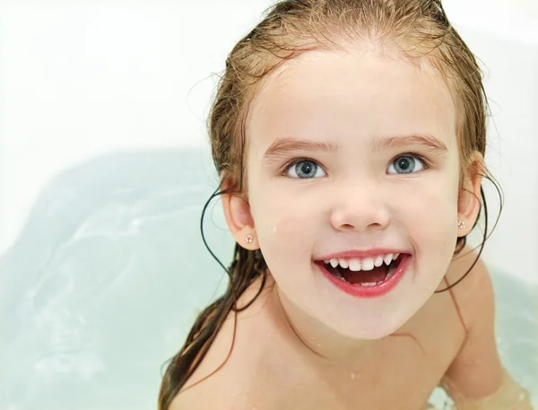 Schattig klein meisje is het nemen van een bad — Stockfoto