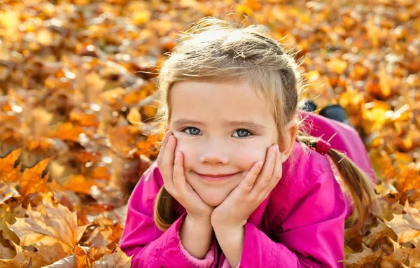 Retrato de linda niña caucásica — Foto de Stock