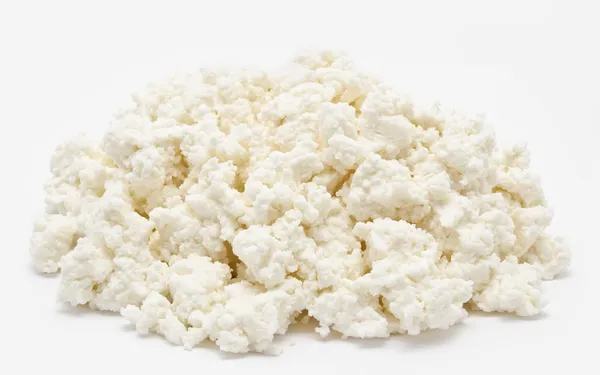 Świeży ser na białym tle — Zdjęcie stockowe