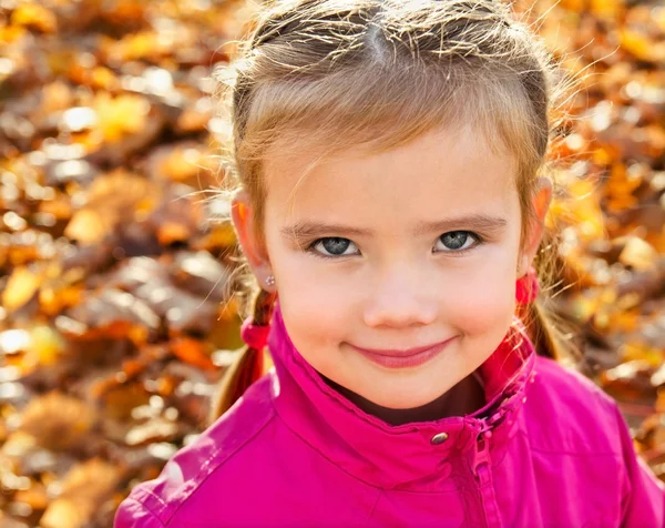 Retrato de linda niña caucásica — Foto de Stock