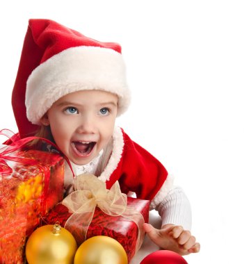 Hediyelik Noel kutuları topları ve şapka ile mutlu küçük kız