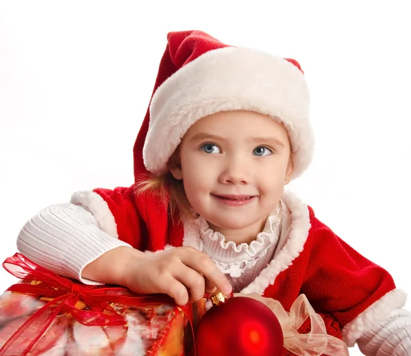 Menina no chapéu de Natal com caixa de presente e bola Fotografias De Stock Royalty-Free