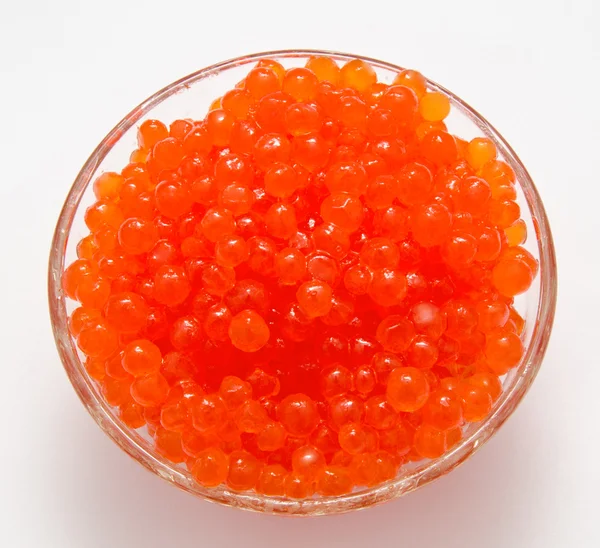 Caviar rouge dans le bol isolé — Photo