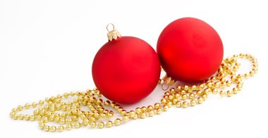 iki kırmızı Noel top üzerinde beyaz bir