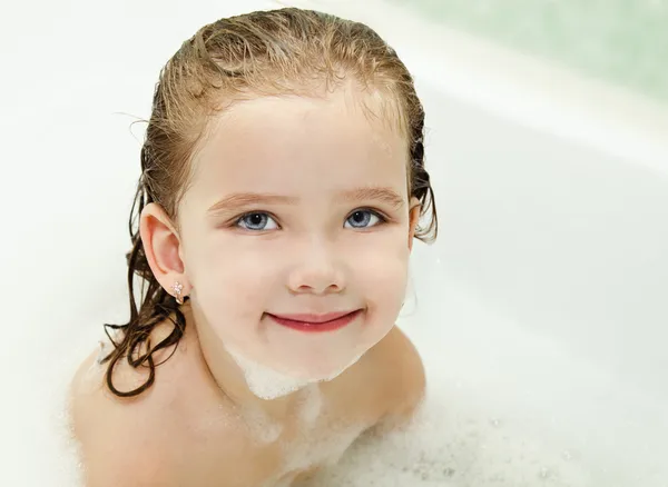 Klein meisje is het nemen van een bad — Stockfoto