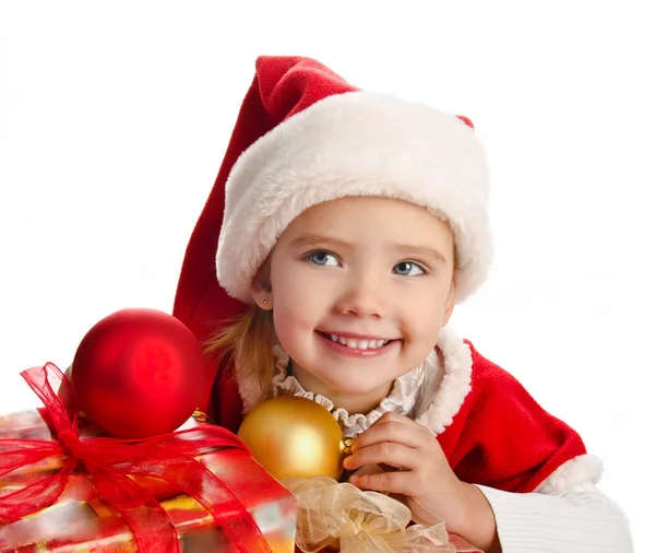 Menina no chapéu de Natal com caixa de presente e bolas — Fotografia de Stock