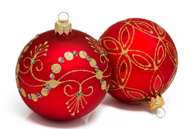 iki kırmızı Noel top üzerinde beyaz bir