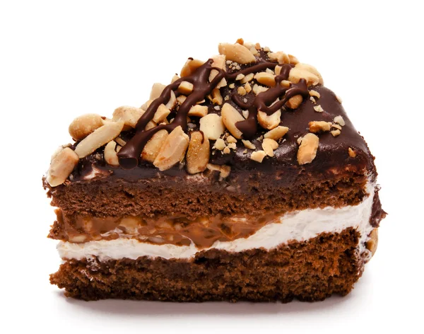 Pedazo de pastel de chocolate con cacahuete aislado en blanco — Foto de Stock