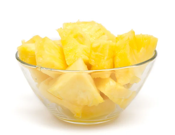 Ananas stukjes in de kom geïsoleerd — Stockfoto