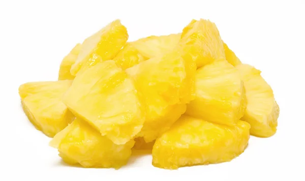 Hoop van ananas stukjes geïsoleerd — Stockfoto