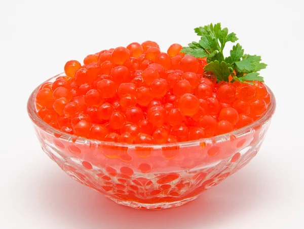 Caviar vermelho na tigela isolado — Fotografia de Stock