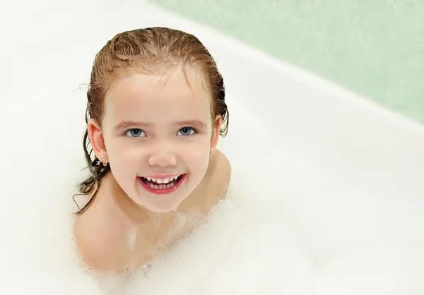 Schattig klein meisje is het nemen van een bad — Stockfoto