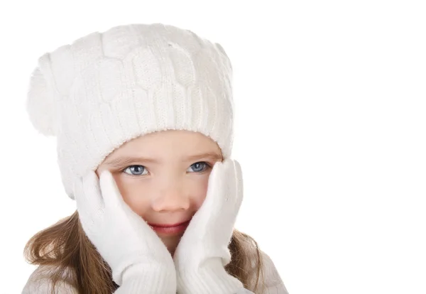 Милая маленькая девочка в теплой шляпе и перчатках, закрывающая щеки изолятом — стоковое фото