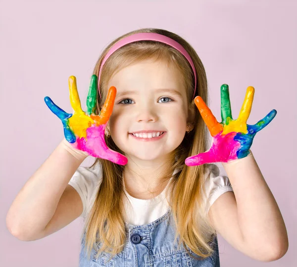 Menina sorridente com as mãos na tinta — Fotografia de Stock